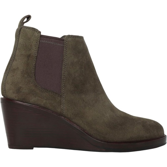 Clarks Women's Clarkdale 2 Top Olive Suede Wedged Bootie Chelsea Ankle Boots 9 - Picture 5 of 13